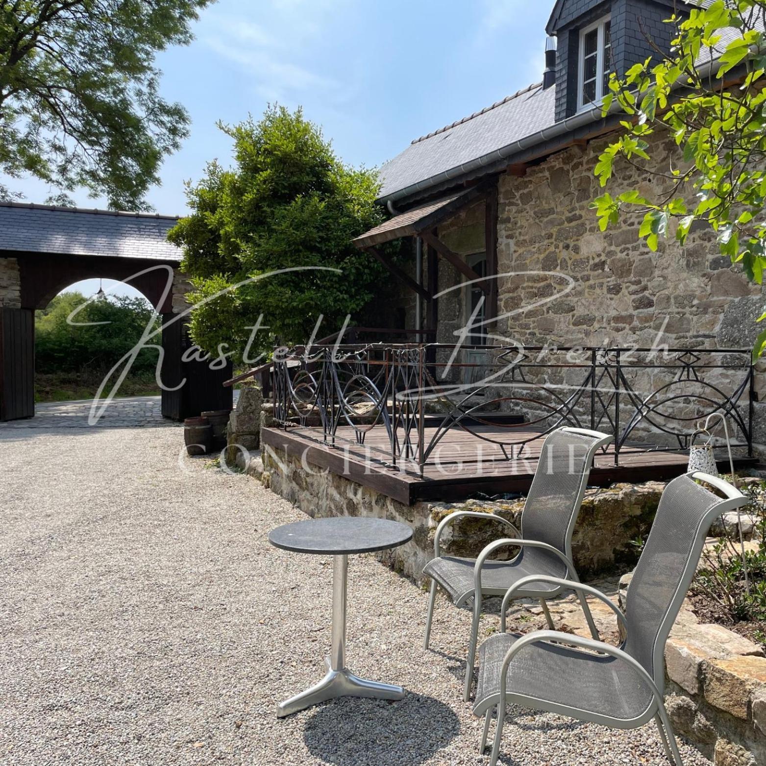 Villa La Familiale Du Manoir De Kerollivier à Saint-Gilles-Pligeaux Extérieur photo